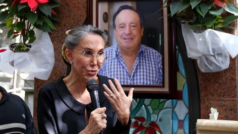La actriz Florinda Meza desmintió lo dicho por Rodrigo González, quien aseveró que ella mandaba quitar todos los objetos que los fans colocaban en la tumba de Chespirito.