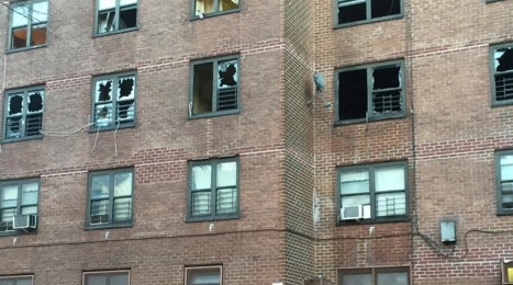 Fotos tomadas con teléfonos celulares mostraban a los paramédicos desesperados tratando de resucitar a las niñas.