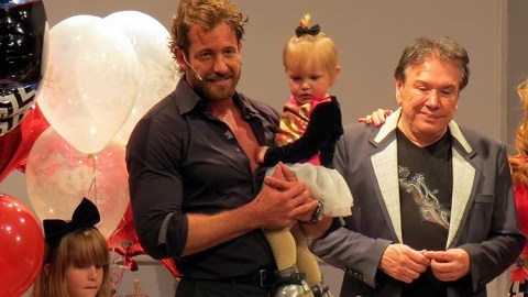 En el pasado, la familia conformada por Gabriel Soto (izq.) y Geraldine Bazán estaban siempre juntos y con sus hijas.