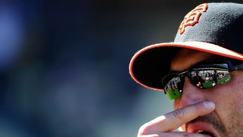 Mark DeRosa de los San Francisco Giants se introduce a la boca tabaco masticable.