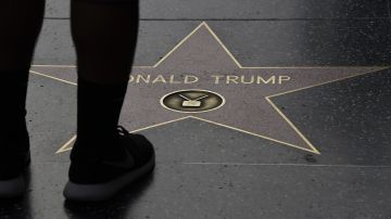 El candidato republicano, Donald Trump tiene una estrella en el Paseo de la Fama gracias a su participación en proyectos televisivos como productor y presentador.