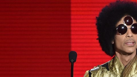 El cantante Prince en el escenario de los 2015 American Music Awards, en el Microsoft Theater de Los Angeles, California.