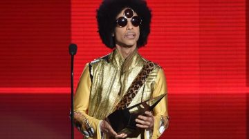El cantante Prince en el escenario de los 2015 American Music Awards, en el Microsoft Theater de Los Angeles, California.