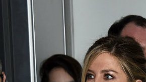 La actriz habría descubierto que su esposo mantiene contacto con su expareja.