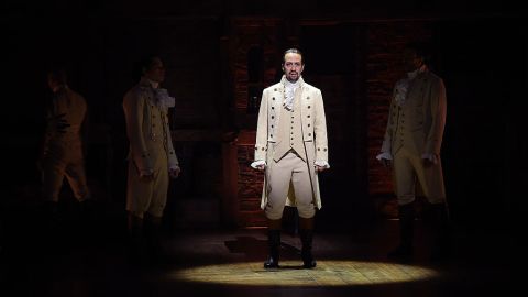 El actor y compositor Lin-Manuel Miranda en el rol protagónico de Hamilton durante la ceremonia de los Grammy.