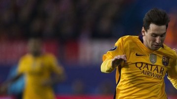 Messi (izq.) ha sido un fantasma en semanas recientes y eso le ha permitido al Atlético de Carrasco (der.) alcanzar.