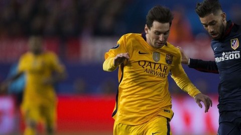 Messi (izq.) ha sido un fantasma en semanas recientes y eso le ha permitido al Atlético de Carrasco (der.) alcanzar.