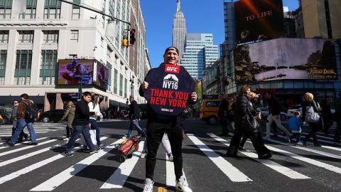 El peleador Ryan LaFlare en las calles de Nueva York, agradece a la ciudad el regreso de la UFC.