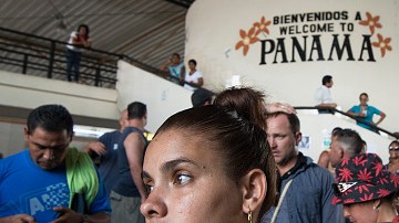 Cubanos no identificados, parte de los variso cientos que permanecen en la frontera entre Costa Rica y Panamá, intentando llegar a Estados Unidos.