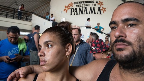 Cubanos no identificados, parte de los variso cientos que permanecen en la frontera entre Costa Rica y Panamá, intentando llegar a Estados Unidos.
