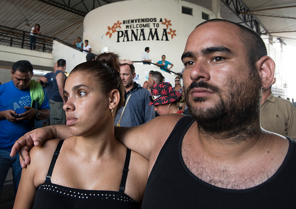 Cubanos no identificados, parte de los variso cientos que permanecen en la frontera entre Costa Rica y Panamá, intentando llegar a Estados Unidos.