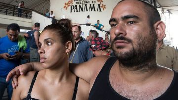 Cubanos no identificados, parte de los variso cientos que permanecen en la frontera entre Costa Rica y Panamá, intentando llegar a Estados Unidos.