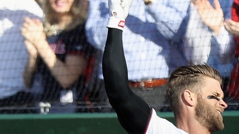 Bryce Harper tras su jonrón 100 logrado en el Nationals Park este jueves.