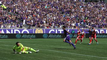 Kaká celebra su gol de penalti en el 2-2 del domingo entre Orlando City y New England.