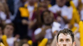 Kevin Love es felicitado por LeBron James durante el juego del domingo contra Detroit. Los Cavaliers empezaron con un triunfo en los playoffs.