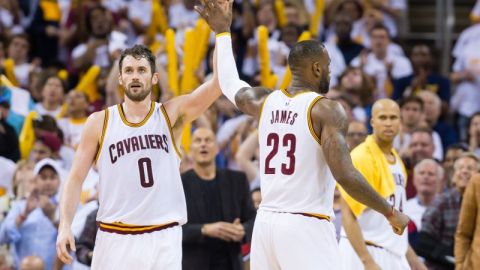 Kevin Love es felicitado por LeBron James durante el juego del domingo contra Detroit. Los Cavaliers empezaron con un triunfo en los playoffs.