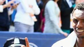 Lemi Berhanu Hayle y Atsede Baysa de Etiopía tras ganar la edición 120 de la Maratón de Boston.