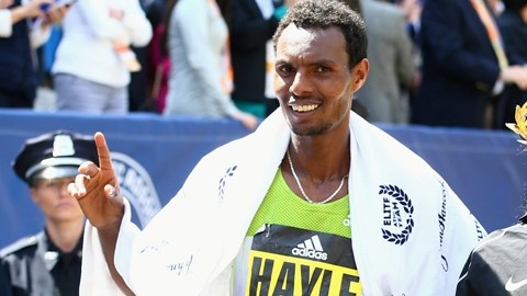 Lemi Berhanu Hayle y Atsede Baysa de Etiopía tras ganar la edición 120 de la Maratón de Boston.