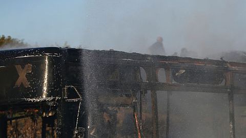 Autobús calcinado tras la explosión en Jerusalén el 18 de abril.