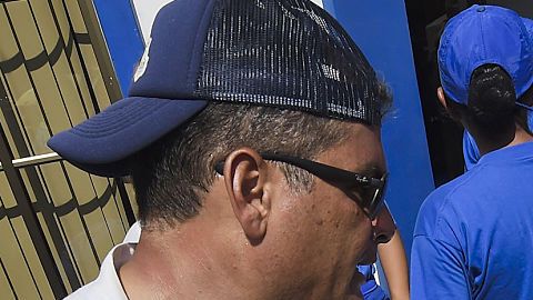 El presidente de Ecuador Rafael Correa conversa con refugiados en Manta, el 19 de abril de 2016, tres días después del sismo.