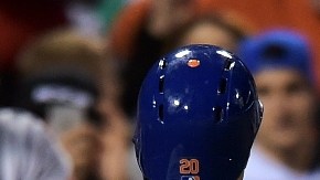 Travis d'Arnaud y Neil Walker festejan uno de los dos jonrones del segundo ante Filis este martes.