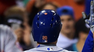 Travis d'Arnaud y Neil Walker festejan uno de los dos jonrones del segundo ante Filis este martes.