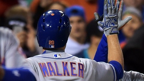Travis d'Arnaud y Neil Walker festejan uno de los dos jonrones del segundo ante Filis este martes.