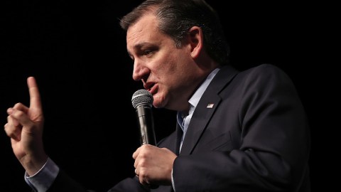 Ted Cruz considera que las personas transgénero son una amenaza para "nuestras esposas e hijas" (Photo by )