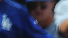 Clayton Kershaw reacciona tras ser puesto out en home por el catcher de los Bravos, Tyler Flowers.