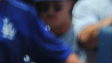 Clayton Kershaw reacciona tras ser puesto out en home por el catcher de los Bravos, Tyler Flowers.