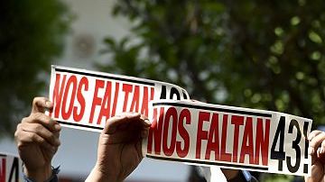 Familiares de los estudiantes desaparecidos no quieren que se marche el GIEI. Foto: Getty