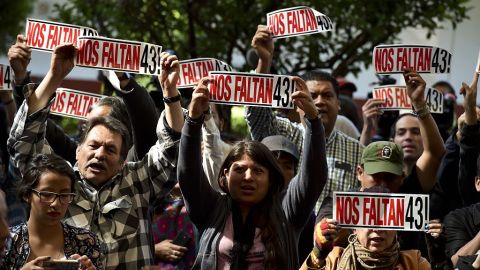 Familiares de los estudiantes desaparecidos no quieren que se marche el GIEI. Foto: Getty