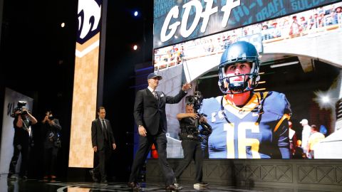 El quarterback Jared Goff marcha sobre el escenario de un teatro de Chicago luego de haber sido seleccionado por los Rams de Los Ángeles con la primera selección del Draft de la NFL 2016.