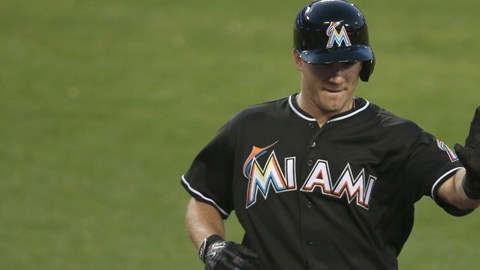 J.T. Realmuto de los Miami Marlins festeja un jonrón con su manager Don Mattingly y con Martin Prado.