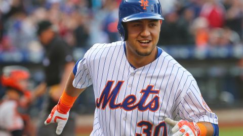 Conforto festeja tras cconectar un vuelacercas en el quinto inning.