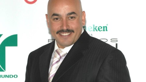 Lupillo Rivera se dirigía a su camioneta cuando alguien lo atacó e intentó retenerlo contra su voluntad.