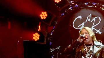 Amigos, familiares y los miebros de la banda, lamentaron la muerte del seguidor del grupo.