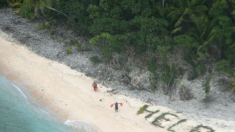 El mensaje que escribieron los náufragos con hojas de palma.