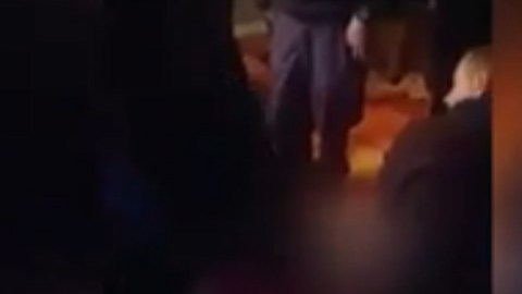 Un hijo de Cruz, de 8 años, resultó con moretones luego de que tratara de intervenir con los oficiales.