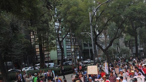 Un contingente numeroso acompaña a los padres de los normalistas desaparecidos.