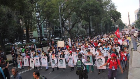 Un contingente numeroso acompaña a los padres de los normalistas desaparecidos.