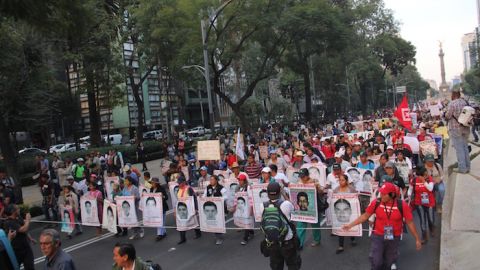 Un contingente numeroso acompaña a los padres de los normalistas desaparecidos.