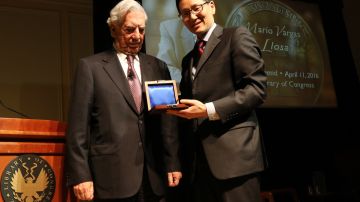 El autor peruano y Premio Nobel de Literatura, Mario Vargas Llosa, recibió el prestigioso premio "Leyenda Viva", del bibliotecario en funciones de la Biblioteca del Congreso de EEUU, David S. Mao
