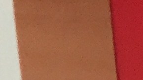 Voluntarios en la agencia principal de Delgado Travel, seleccionando y embalando en cajas las donaciones recogidas en Nueva York.