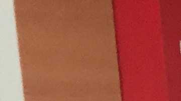 Voluntarios en la agencia principal de Delgado Travel, seleccionando y embalando en cajas las donaciones recogidas en Nueva York.