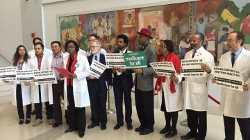 Médicos, enfermeras, profesionales de salud y oficiales electos reunidos en el Harlem Hospital Center.