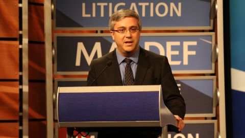 El presidente de MALDEF, Tom Sáenz, lanza advertencia a líderes que recurren al "oportunismo político" y se ensañan con los inmigrantes.