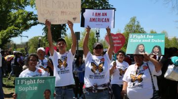 Activistas se manifiestan frente al Tribunal Supremo a favor de los alivios migratorios anunciados por el presidente Barack Obama en noviembre de 2014.