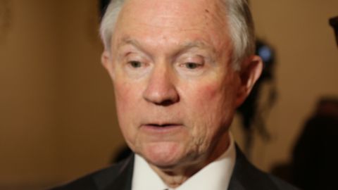 El senador republicano por Alabama, Jeff Sessions, lidera el equipo de asesores en política exterior de Trump, y asegura que éste "pondrá a EEUU de primero".