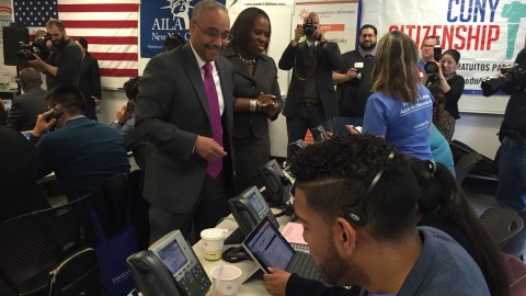 El senador José Peralta visitó a los voluntarios que trabajaron en la campaña Citizenship Now